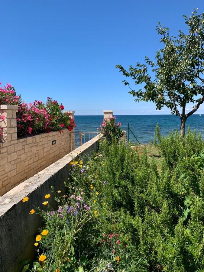Charming Stone Cottage By The Sea 우마그 외부 사진