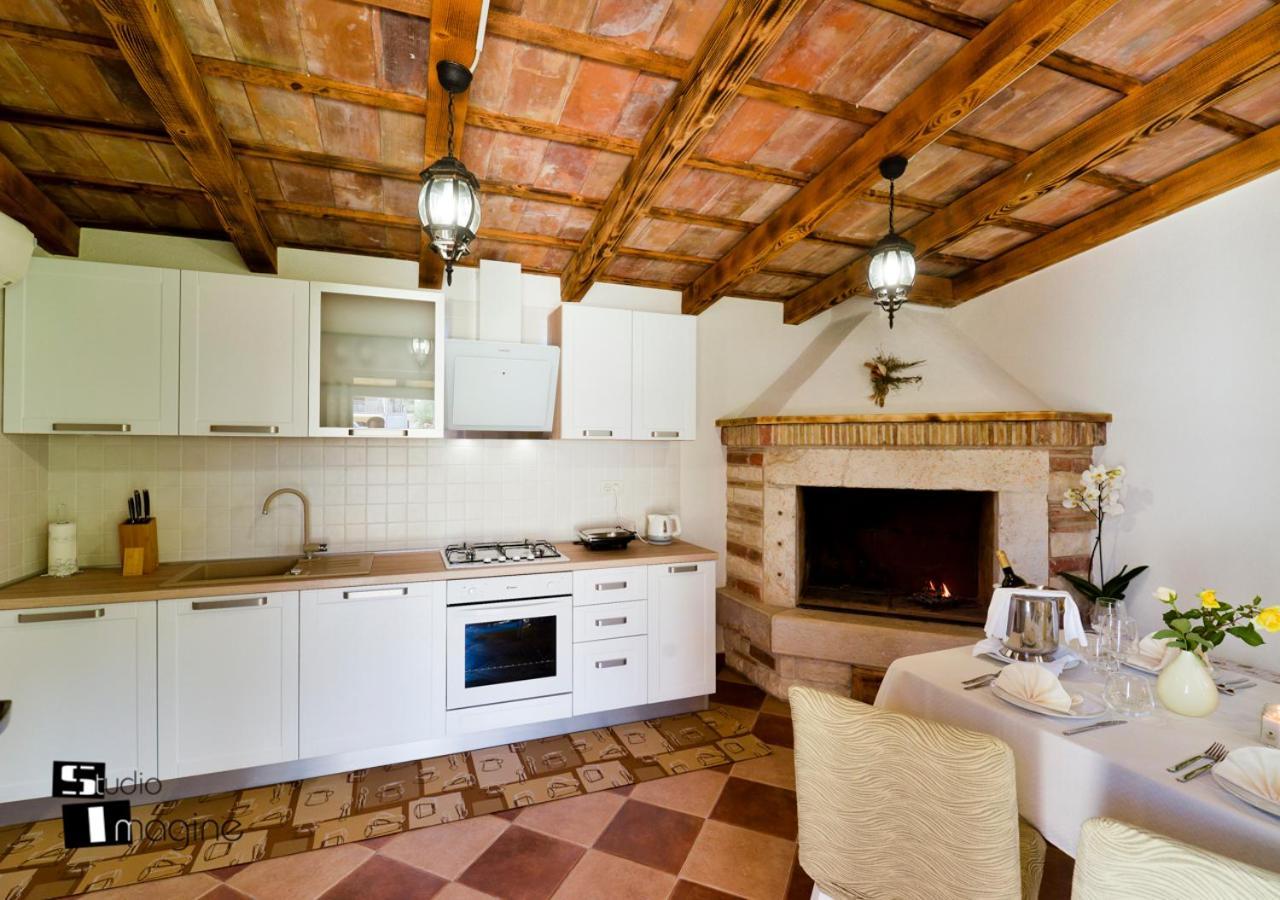 Charming Stone Cottage By The Sea 우마그 외부 사진