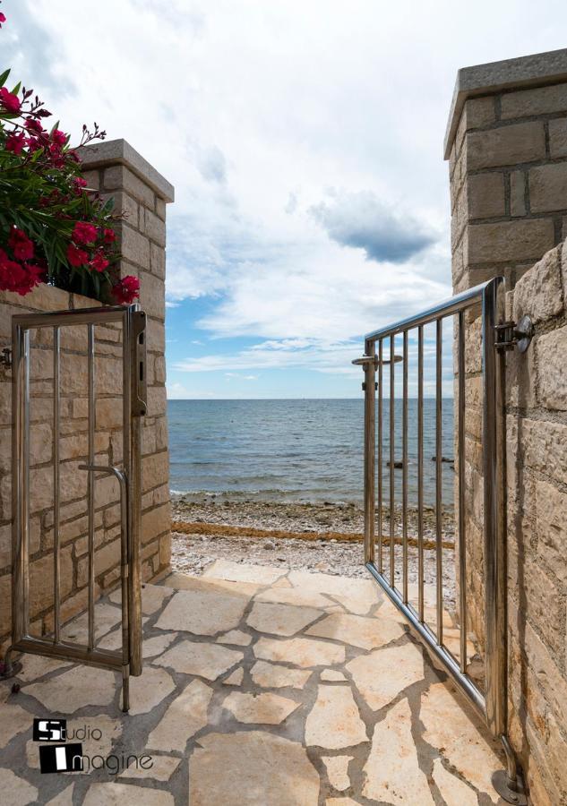 Charming Stone Cottage By The Sea 우마그 외부 사진