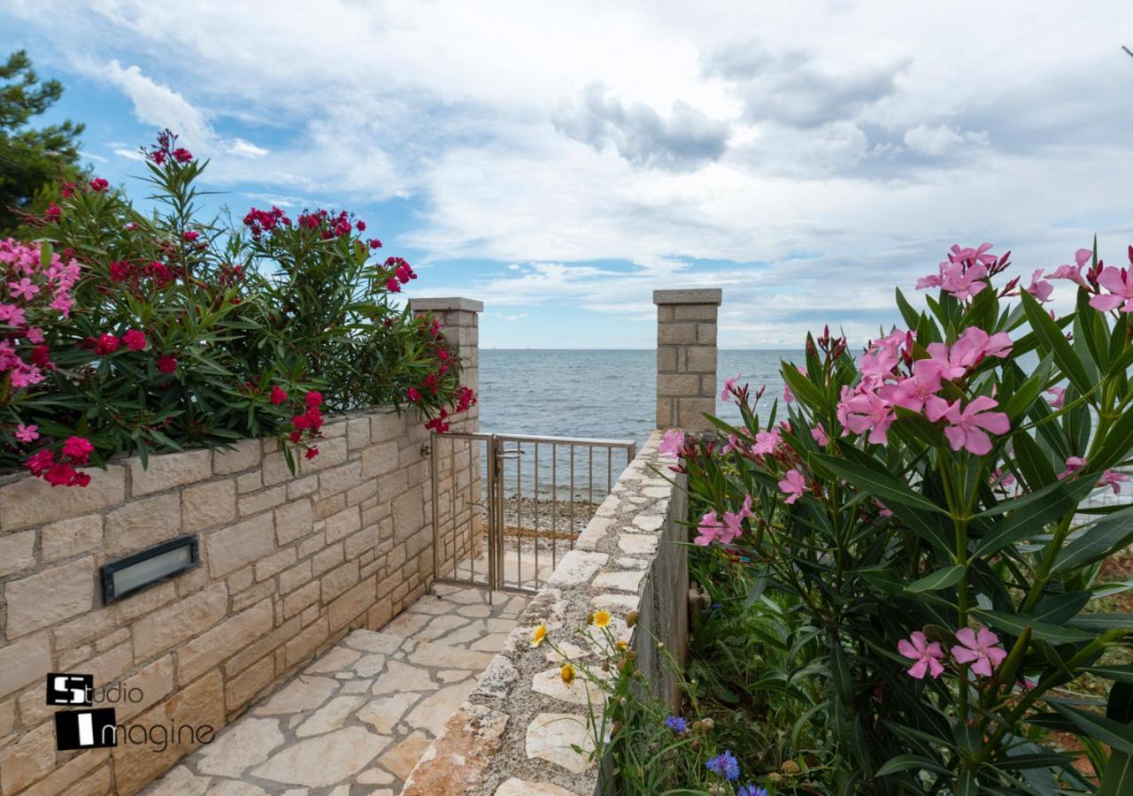 Charming Stone Cottage By The Sea 우마그 외부 사진