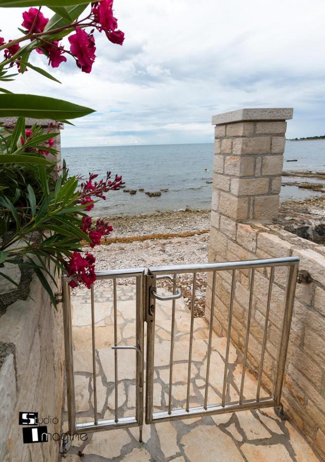 Charming Stone Cottage By The Sea 우마그 외부 사진